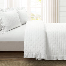 Cargar imagen en el visor de la galería, Reyna Ruffle Reversible Oversized 3 Piece Quilt Set
