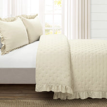 Cargar imagen en el visor de la galería, Reyna Ruffle Reversible Oversized 3 Piece Quilt Set
