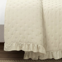 Cargar imagen en el visor de la galería, Reyna Ruffle Reversible Oversized 3 Piece Quilt Set
