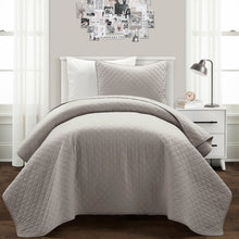 Carregar imagem no visualizador da galeria, Ava Diamond Oversized Cotton Quilt Set
