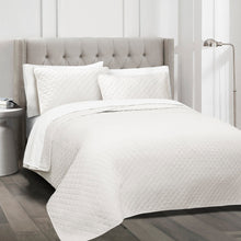 Cargar imagen en el visor de la galería, Ava Diamond Oversized Cotton Quilt Set
