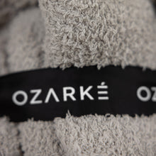 Carregar imagem no visualizador da galeria, Ozarké Luxe Rib Trim Throw Blanket
