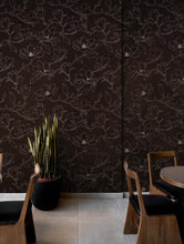 Cargar imagen en el visor de la galería, Dark Brown Wallpaper. Chinoiserie Flower Pattern Wallpaper. #6557
