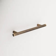 Carregar imagem no visualizador da galeria, Abigail Solid Brass Drawer Pull - 6 Inch Centers
