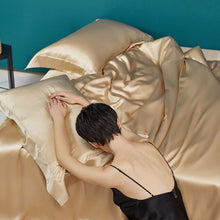 Cargar imagen en el visor de la galería, Deluxe Silk Bedding Set
