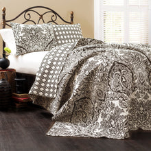 Carregar imagem no visualizador da galeria, Aubree 3 Piece Quilt Set
