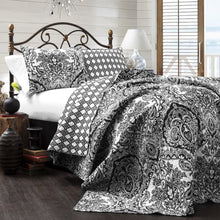 Carregar imagem no visualizador da galeria, Aubree 3 Piece Quilt Set
