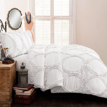 Carregar imagem no visualizador da galeria, Avon 3 Piece Comforter Set
