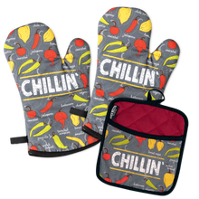 Carregar imagem no visualizador da galeria, Chillin&#39; Chillies Oven Mitts And Potholder Set
