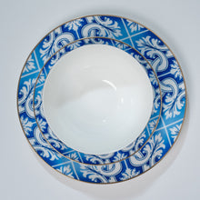 Carregar imagem no visualizador da galeria, Ozarke&#39;s Blue And White With Gold Rim Plates Set
