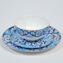 Carregar imagem no visualizador da galeria, Ozarke&#39;s Blue And White With Gold Rim Plates Set
