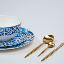 Carregar imagem no visualizador da galeria, Ozarke&#39;s Blue And White With Gold Rim Plates Set
