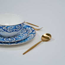 Carregar imagem no visualizador da galeria, Ozarke&#39;s Blue And White With Gold Rim Plates Set
