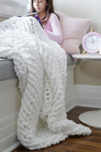 Cargar imagen en el visor de la galería, Hygge Ultra Soft Chenille Chunky Knit Throw
