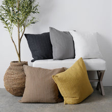 Carregar imagem no visualizador da galeria, Haniya Geo Decorative Pillow
