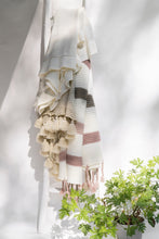 Carregar imagem no visualizador da galeria, Reyna Soft Knitted Ruffle Throw
