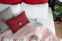 Cargar imagen en el visor de la galería, Linen Texture Woven Button Decorative Pillow Cover
