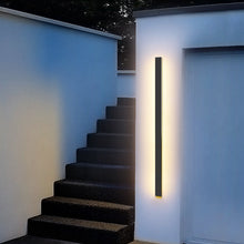 Carregar imagem no visualizador da galeria, Svelte RGB Outdoor Wall Lamp
