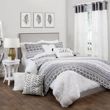 Carregar imagem no visualizador da galeria, Emma Faux Fur Comforter Set
