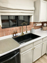 Carregar imagem no visualizador da galeria, Gibson Stone Backsplash
