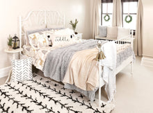 Carregar imagem no visualizador da galeria, Emma Faux Fur Comforter Set
