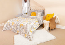 Carregar imagem no visualizador da galeria, Aprile 3 Piece Quilt Set
