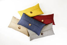 Cargar imagen en el visor de la galería, Linen Texture Woven Button Decorative Pillow Cover
