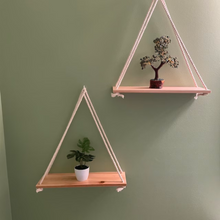 Carregar imagem no visualizador da galeria, Floating Triangle Shelf
