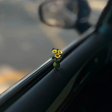 Carregar imagem no visualizador da galeria, Mini Sunflower Car Vase
