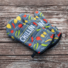 Carregar imagem no visualizador da galeria, Chillin&#39; Chillies Oven Mitts And Potholder Set
