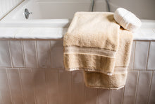 Cargar imagen en el visor de la galería, Bath Towel Made of Luxury USA Cotton
