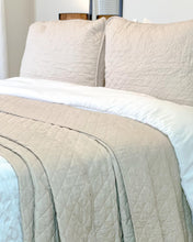 Cargar imagen en el visor de la galería, Crinkle Textured Dobby Comforter Set
