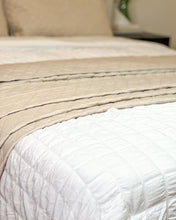 Cargar imagen en el visor de la galería, Crinkle Textured Dobby Comforter Set
