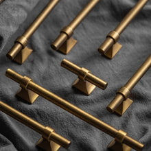 Carregar imagem no visualizador da galeria, Atiq Brass Knob &amp; Pull Bar
