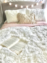 Cargar imagen en el visor de la galería, Emma Faux Fur Comforter Set
