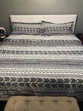 Cargar imagen en el visor de la galería, Hygge Geo Comforter 5 Piece Set
