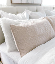 Carregar imagem no visualizador da galeria, Emma Faux Fur Comforter Set
