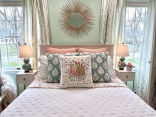 Cargar imagen en el visor de la galería, Reyna Ruffle Reversible Oversized 3 Piece Quilt Set
