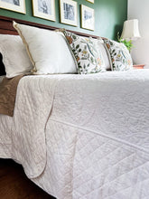 Carregar imagem no visualizador da galeria, Medallion Scalloped Edge Oversized Bedspread Set
