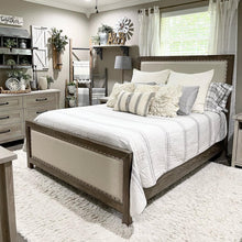 Carregar imagem no visualizador da galeria, Farmhouse Stripe Reversible Comforter Set
