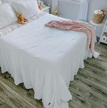 Carregar imagem no visualizador da galeria, Belgian Flax Linen Rich Cotton Blend Bedspread 3 Piece Set
