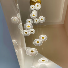 Carregar imagem no visualizador da galeria, Rotasu Staircase Chandelier
