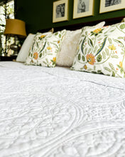 Cargar imagen en el visor de la galería, Medallion Scalloped Edge Oversized Bedspread Set
