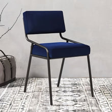 Carregar imagem no visualizador da galeria, Soghail Accent Chair
