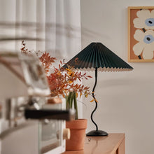 Carregar imagem no visualizador da galeria, Squiggle Table Lamp
