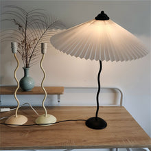 Carregar imagem no visualizador da galeria, Squiggle Table Lamp
