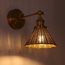 Carregar imagem no visualizador da galeria, Traditional 1-Light Golden Wall Light
