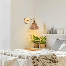 Carregar imagem no visualizador da galeria, Traditional 1-Light Golden Wall Light
