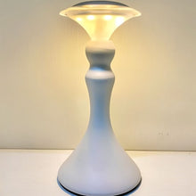 Cargar imagen en el visor de la galería, Vintage Hourglass Table Lamp
