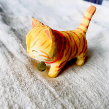 Carregar imagem no visualizador da galeria, Hand-Carved Cat Figurines
